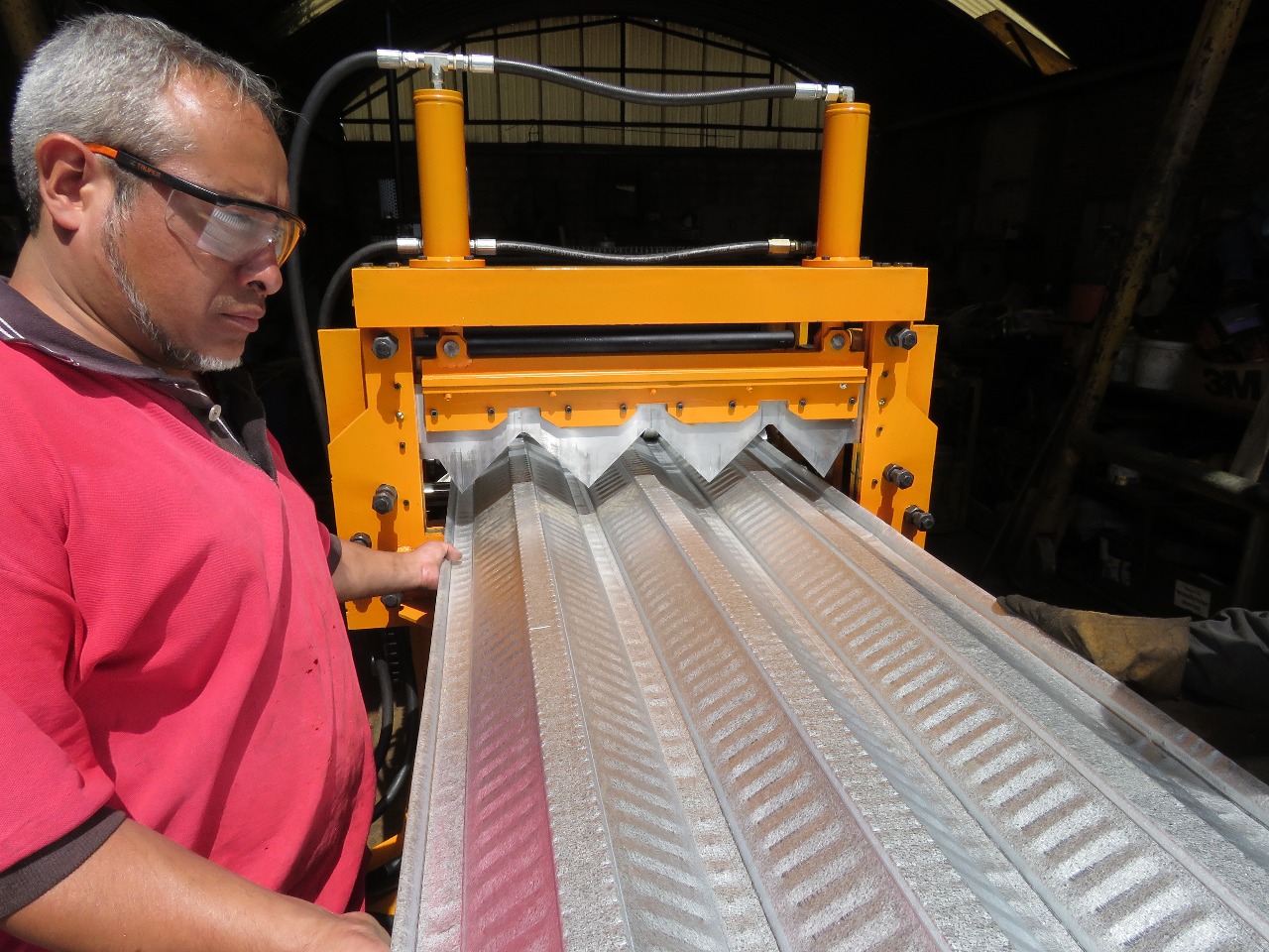 Salida de lámina para techo atornillado